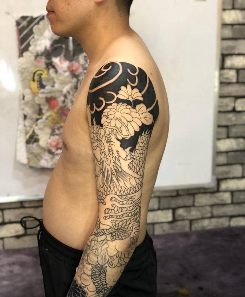 花臂龙纹身图片_手臂老传统龙纹身图案