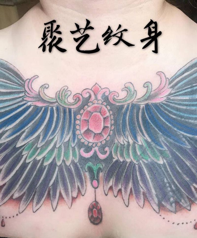 覆盖纹身 翅膀花胸纹身图片_胸部纹身图案