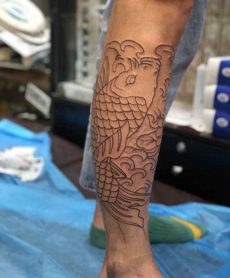 包小腿鱼线条纹身图片_腿部老传统鱼纹身图案