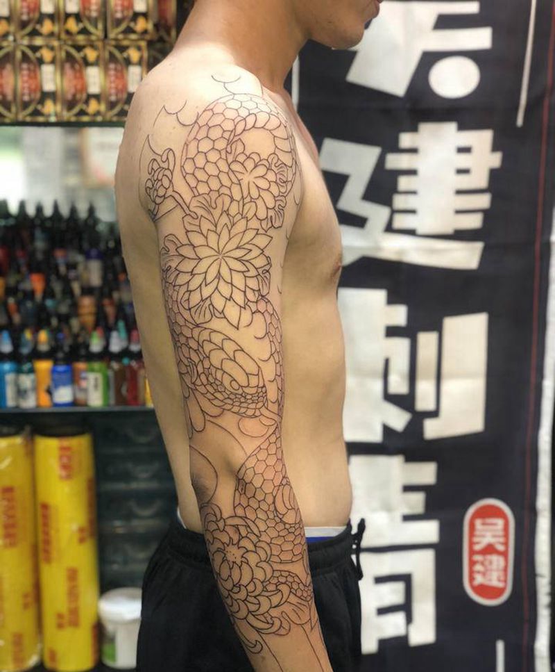 蟒戏菊花纹身图片_手臂老传统蟒纹身图案