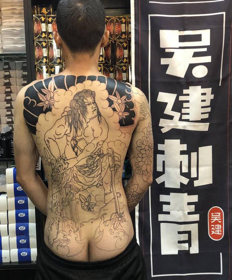 童威人物满背纹身图片_手臂老传统纹身图案