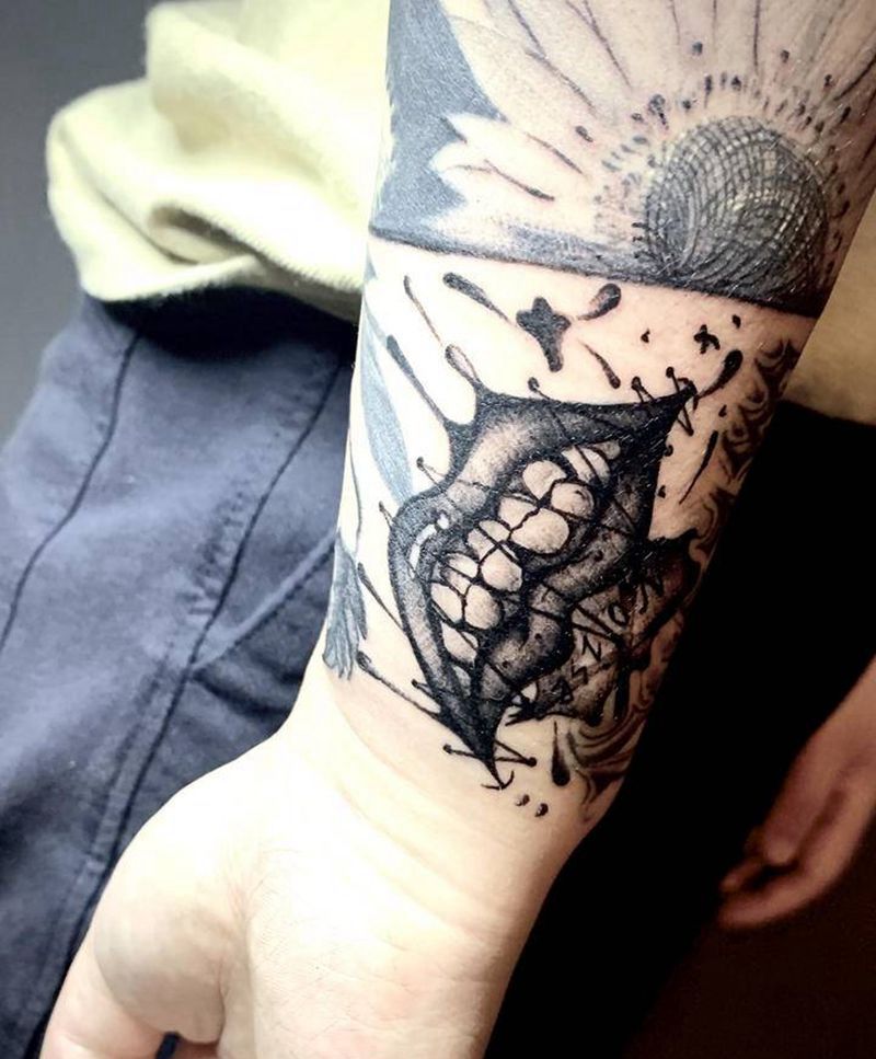 原创欧美暗黑嘴巴纹身图片_手臂欧美嘴牙纹身图案