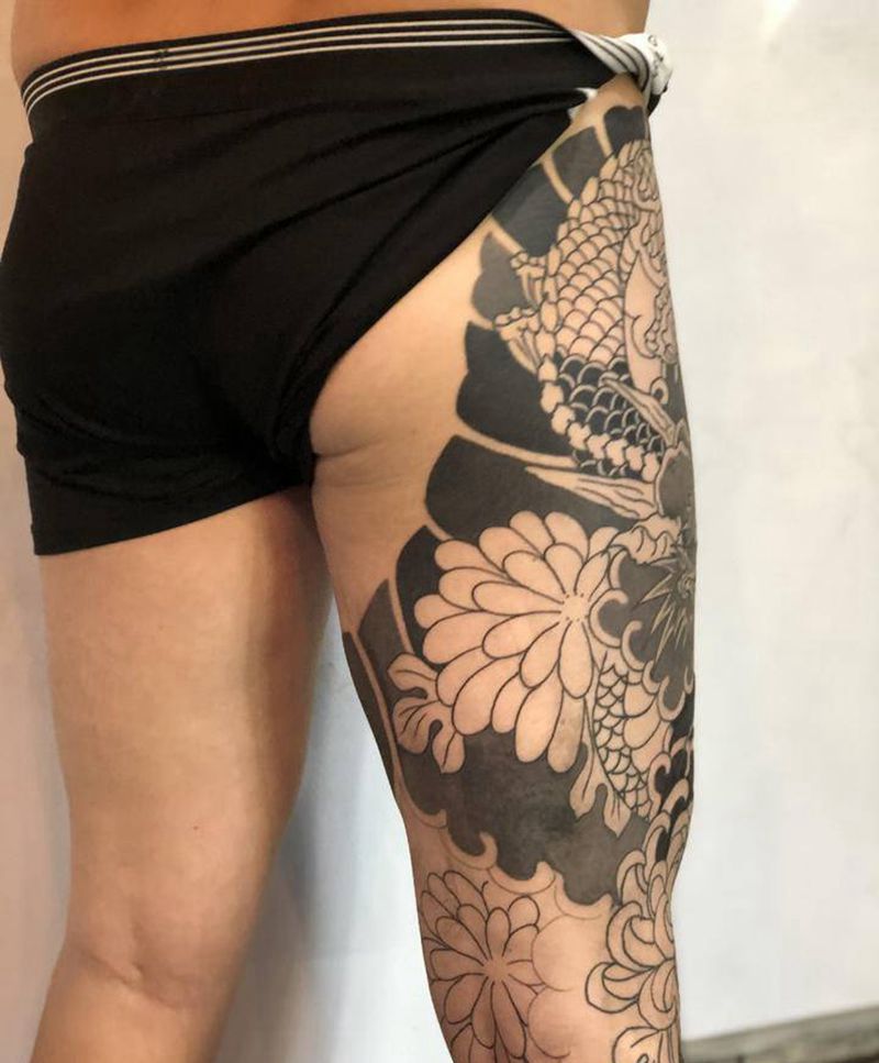 龙盘柱纹身图片_腿部老传统纹身图案