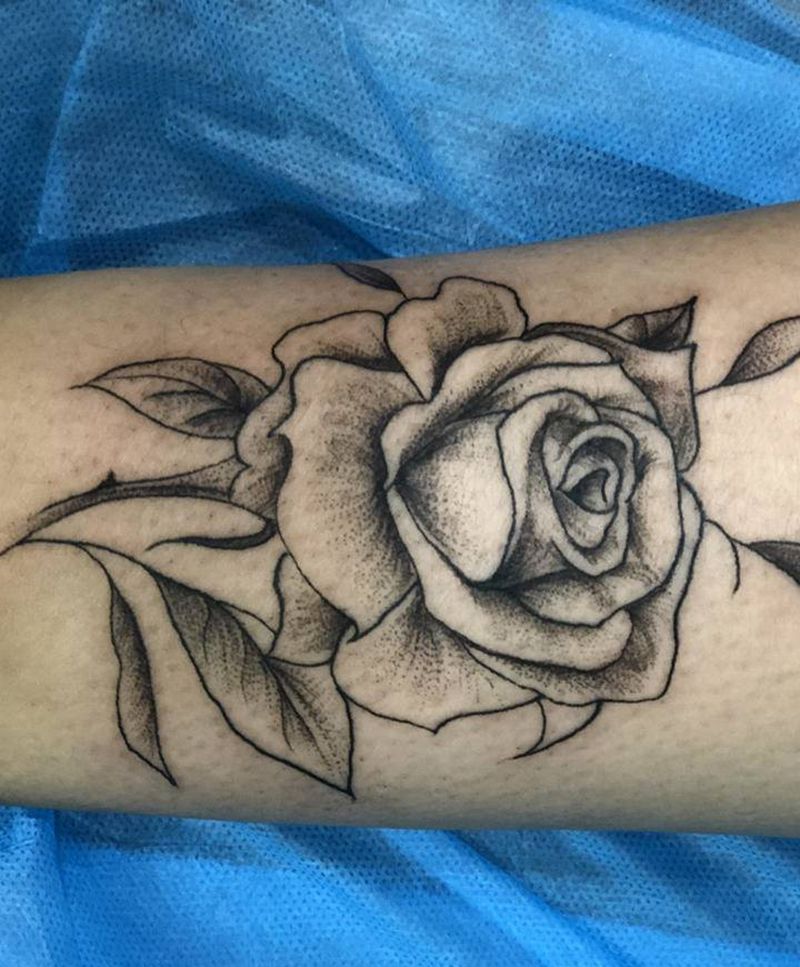 素花纹身图片_腿部点刺纹身图案