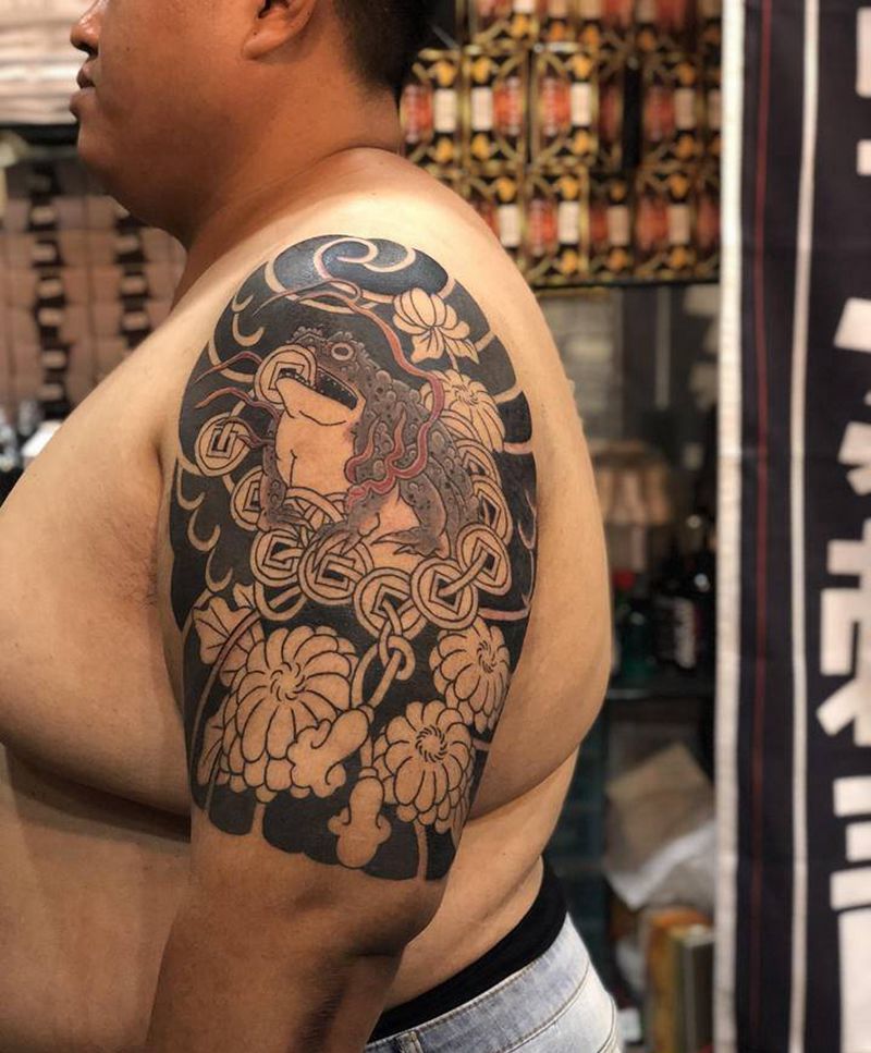 大臂金蟾纹身图片_手臂老传统金蟾纹身图案