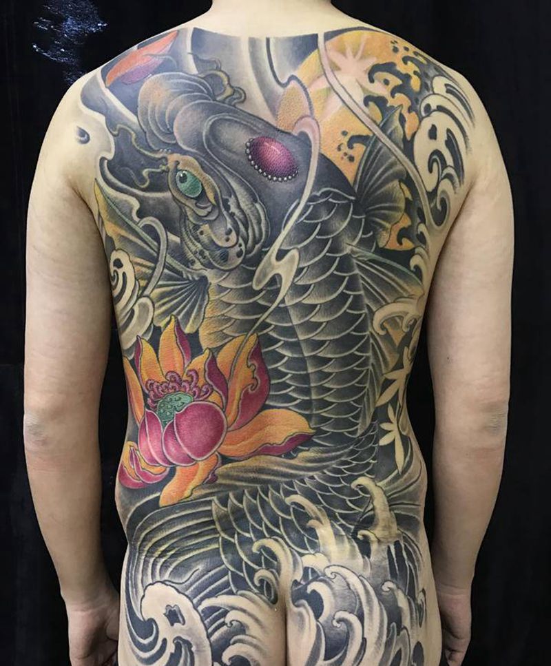 满背锦鲤纹身图片_背部新传统纹身图案
