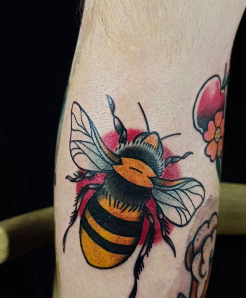 小蜜蜂纹身图片_手臂手部Old SchoolNew School蜜蜂花纹身图案