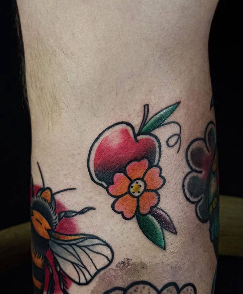 小苹果纹身图片_手部手臂欧美写实花体字苹果花樱花纹身图案