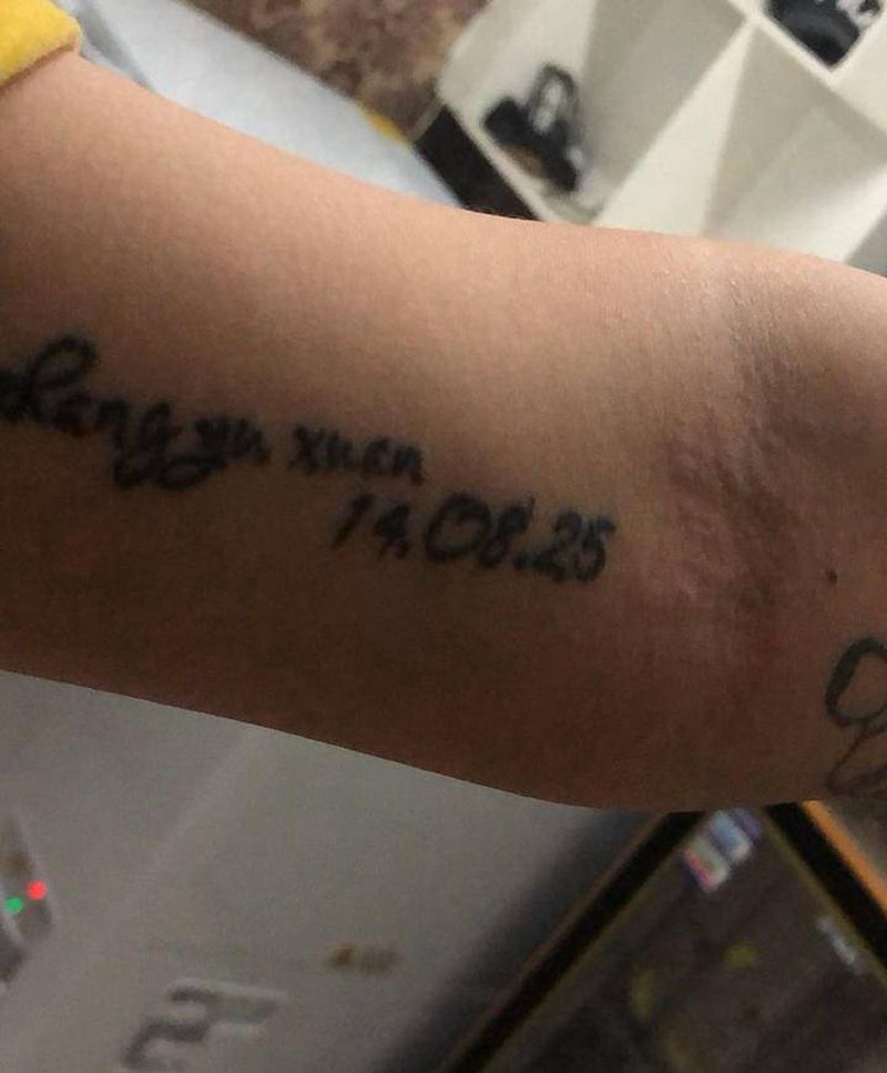 大臂内侧遮盖鲸鱼素花纹身图片_手臂几何鲸鱼素花遮盖纹身图案