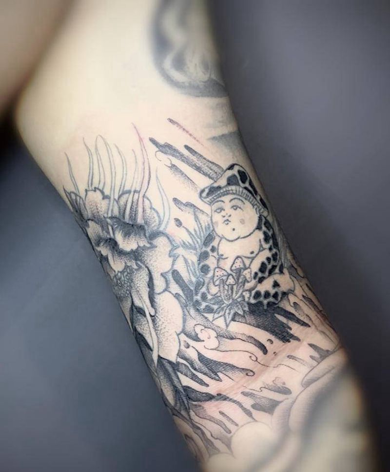 藏在花臂里的蘑菇精灵纹身图片_手臂新传统蘑菇花臂纹身图案