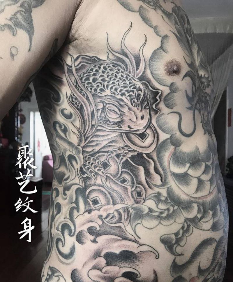 招财金蟾纹身图片_腰部腹部纹身图案