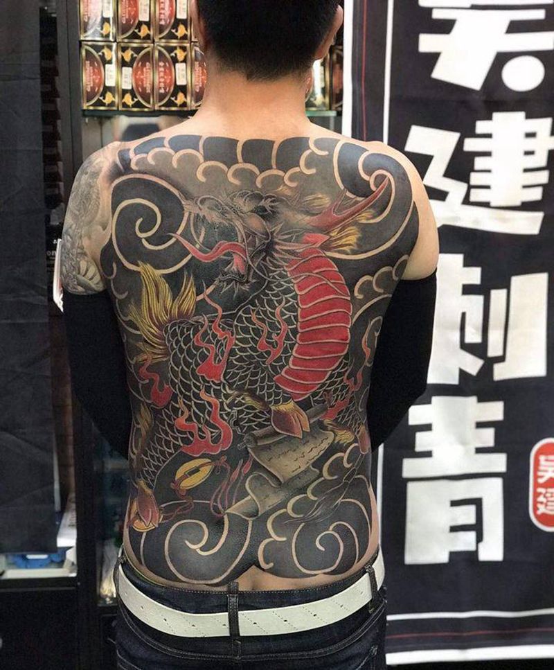 麒麟纹身图片_背部老传统纹身图案