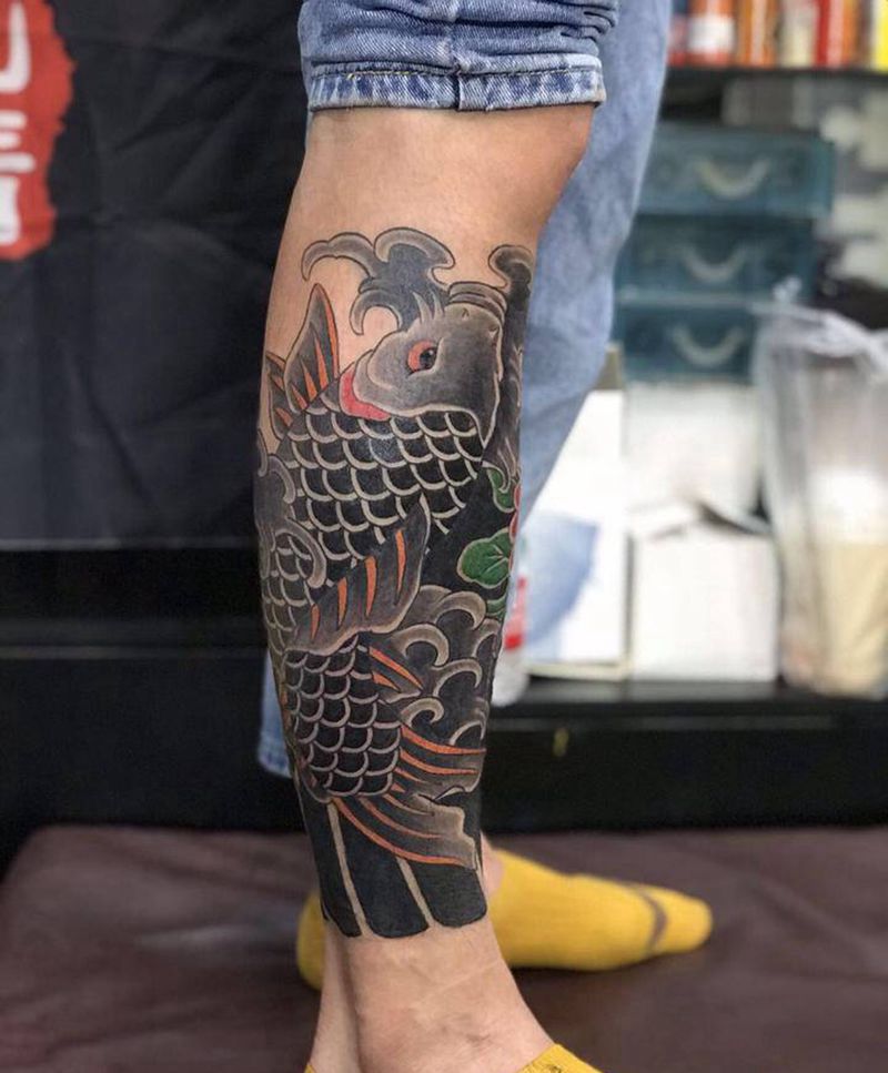 包小腿锦鲤纹身图片_腿部老传统纹身图案
