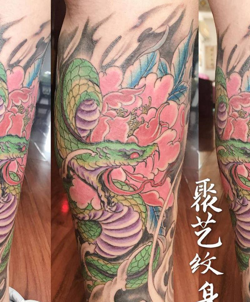 包小腿青蟒戏牡丹纹身图片_腿部纹身图案