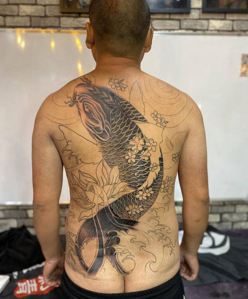 满背鲤鱼纹身图片_背部新传统纹身图案
