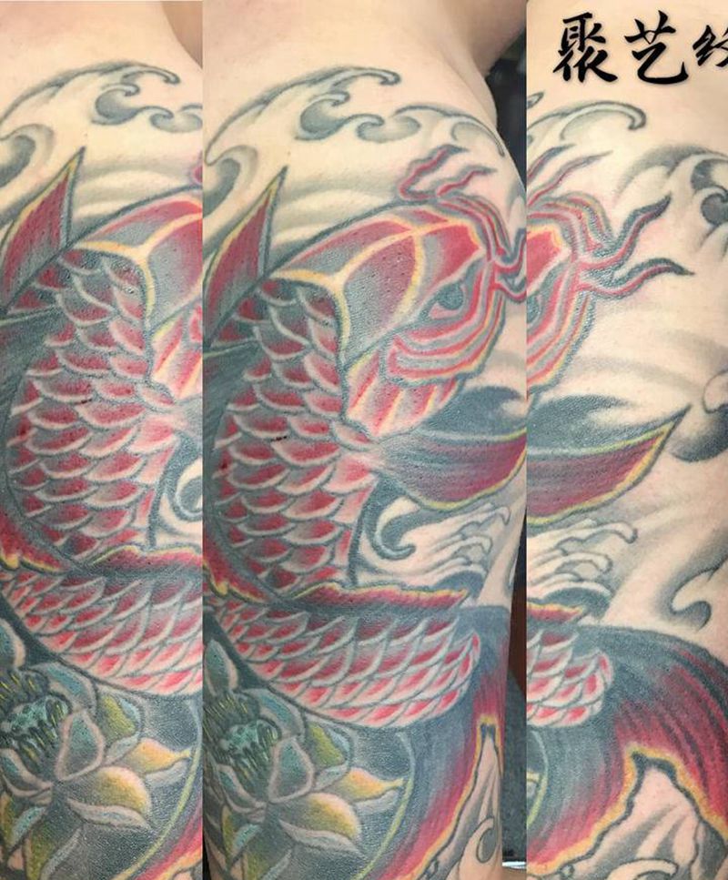 老旧纹身添加彩色 鲤鱼纹身图片_手臂纹身图案