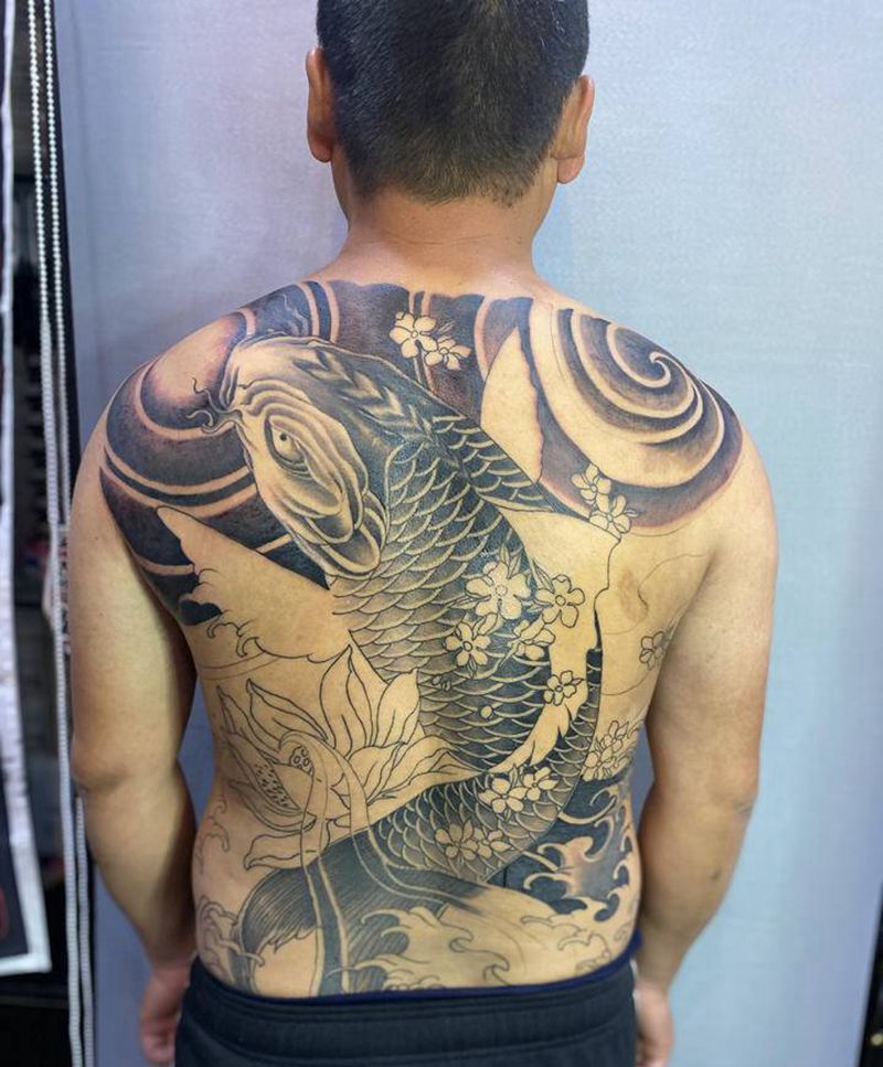 满背锦鲤纹身图片_背部新传统纹身图案