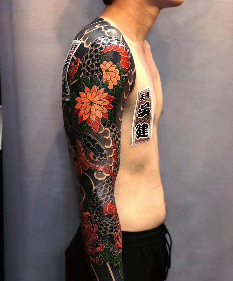 蟒戏菊花纹身图片_手臂老传统纹身图案