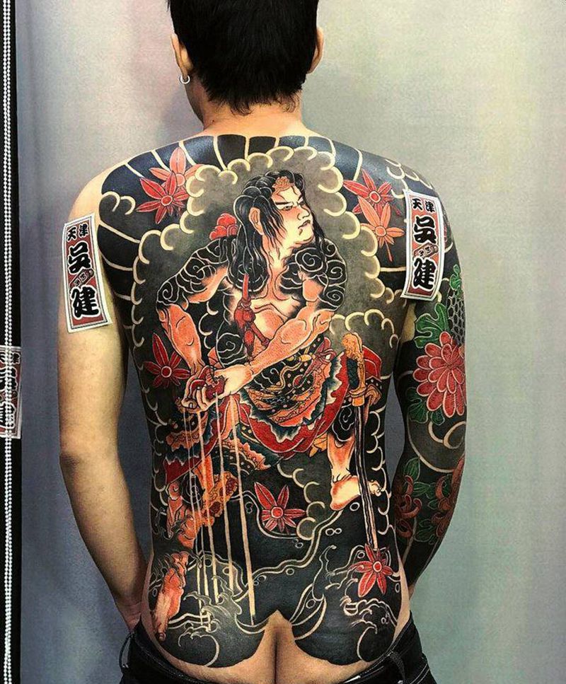 水浒人物童威纹身图片_背部老传统纹身图案