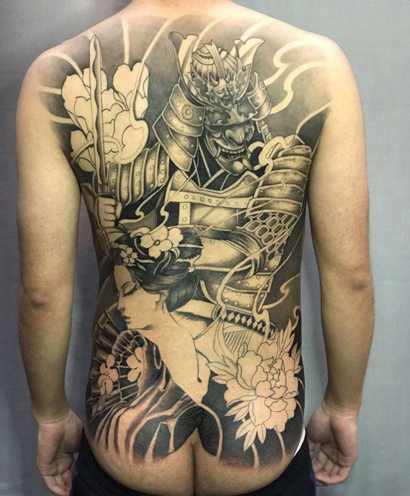 爱之守护纹身图片_背部新传统纹身图案