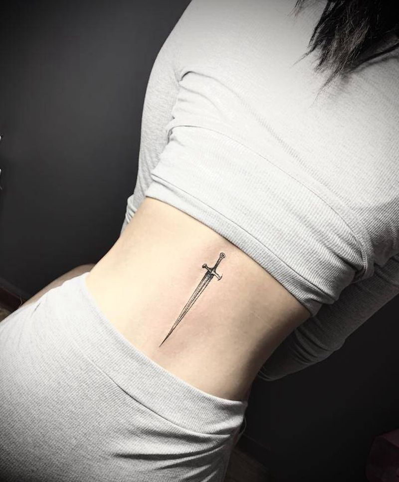 后腰欧美小剑纹身图片_背部腰部几何欧美剑纹身图案
