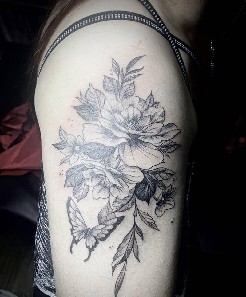 大臂外侧素花蝴蝶纹身图片_手臂点刺几何素花蝴蝶纹身图案