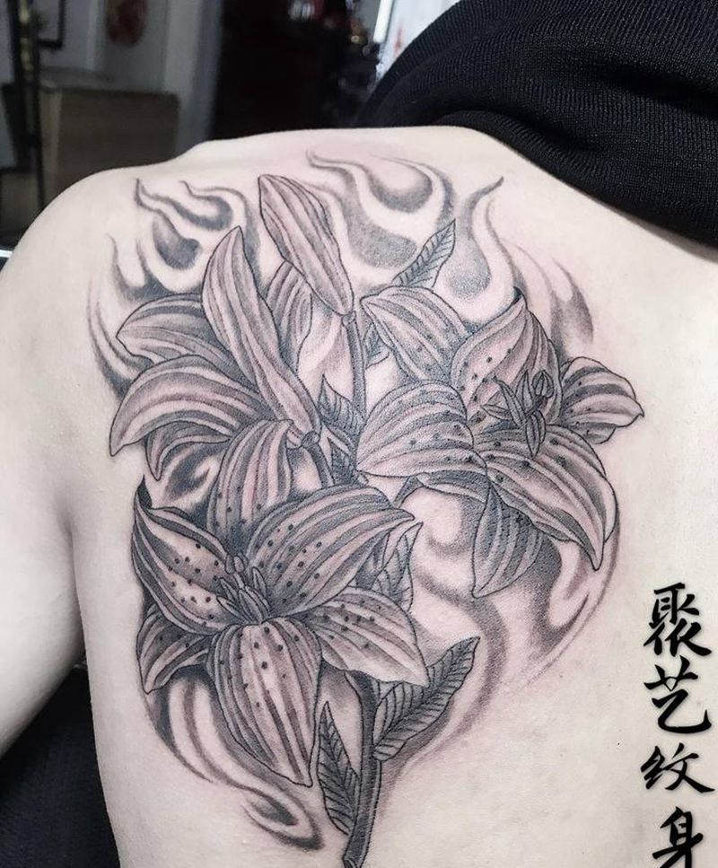 今日作品 百合花纹身图片_肩部背部纹身图案