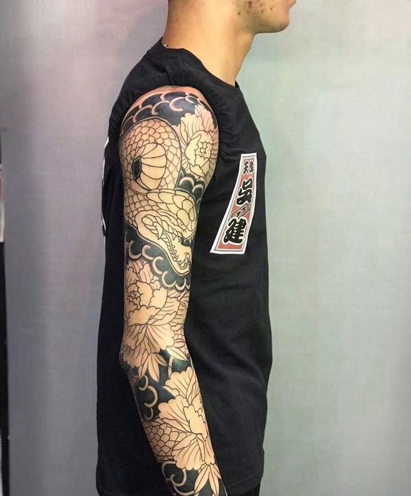 蟒戏牡丹纹身图片_手臂纹身图案