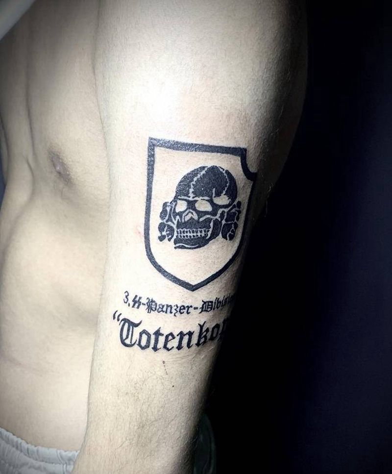 大臂英文骷髅徽章纹身图片_手臂几何图腾骷髅徽章纹身图案