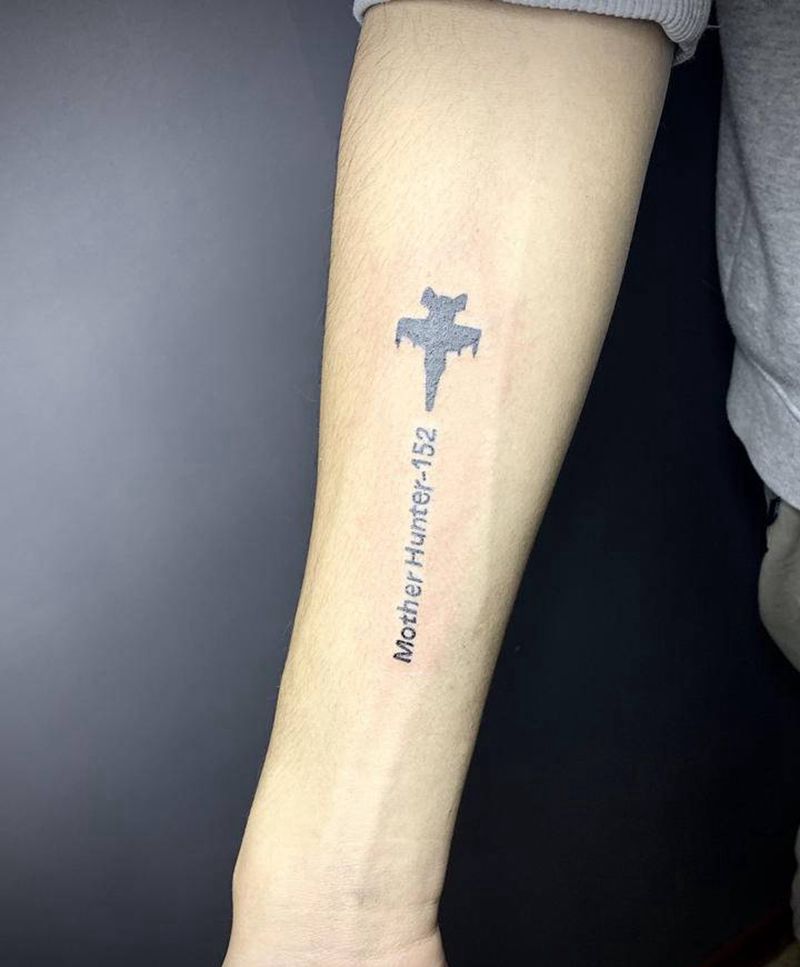 小臂英文小飞机纹身图片_手臂几何图腾英文飞机纹身图案