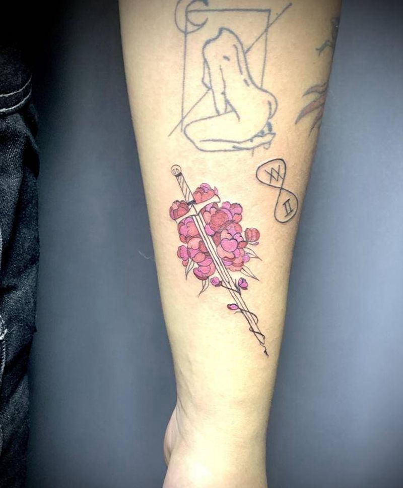 小臂剑和花纹身图片_手臂New School几何小清新剑花纹身图案