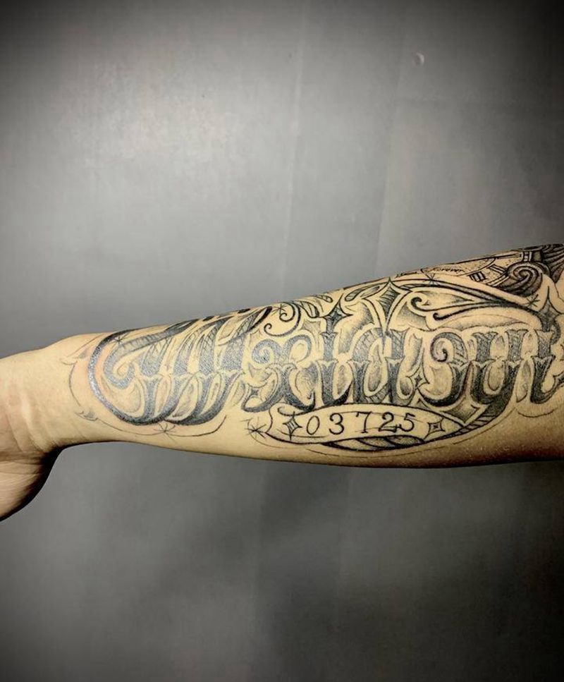 小臂丘比特钟表纹身图片_手臂欧美写实花体字丘比特钟表花体字纹身图案