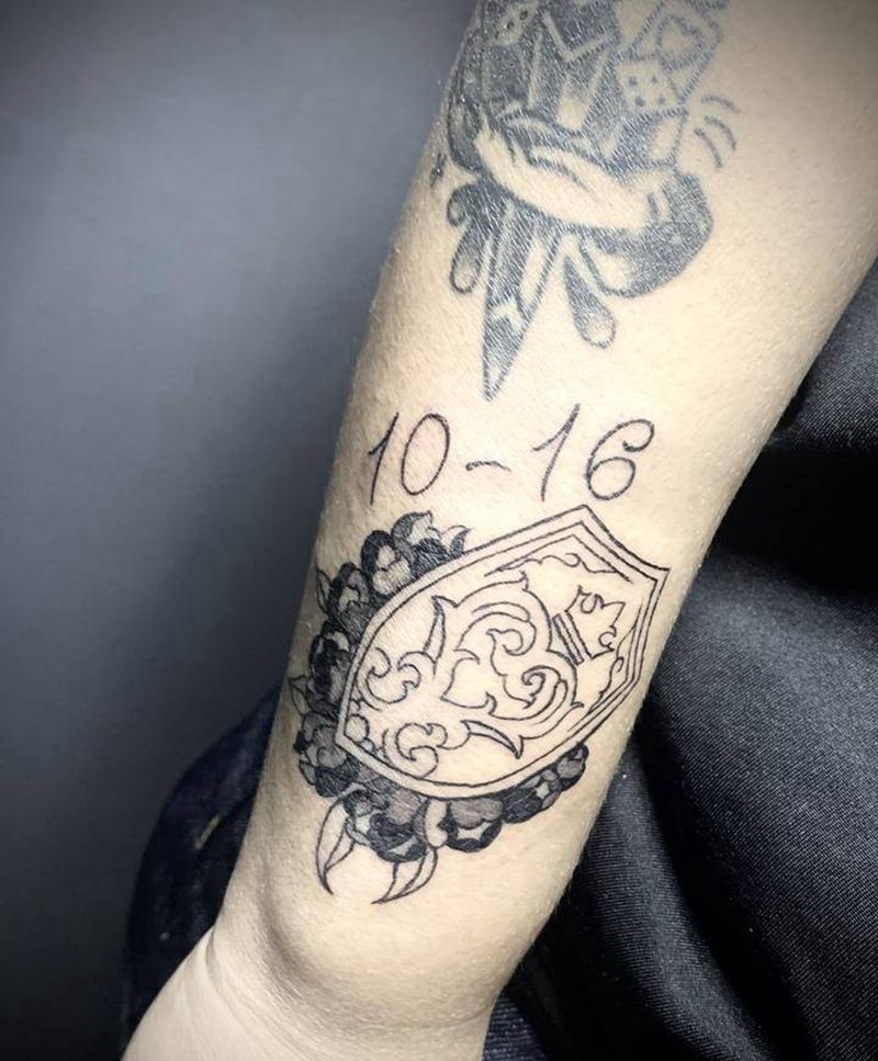 小臂盾牌和花纹身图片_手臂几何图腾小清新盾牌花纹身图案