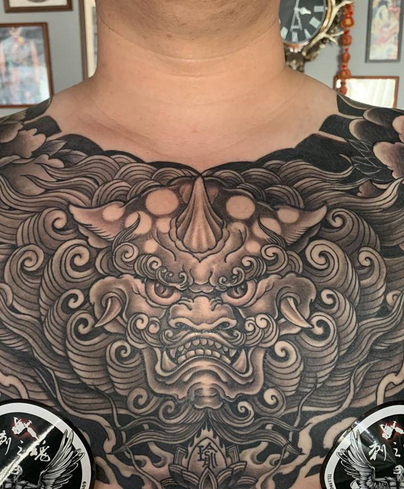 唐狮纹身图片_胸部肩部老传统纹身图案