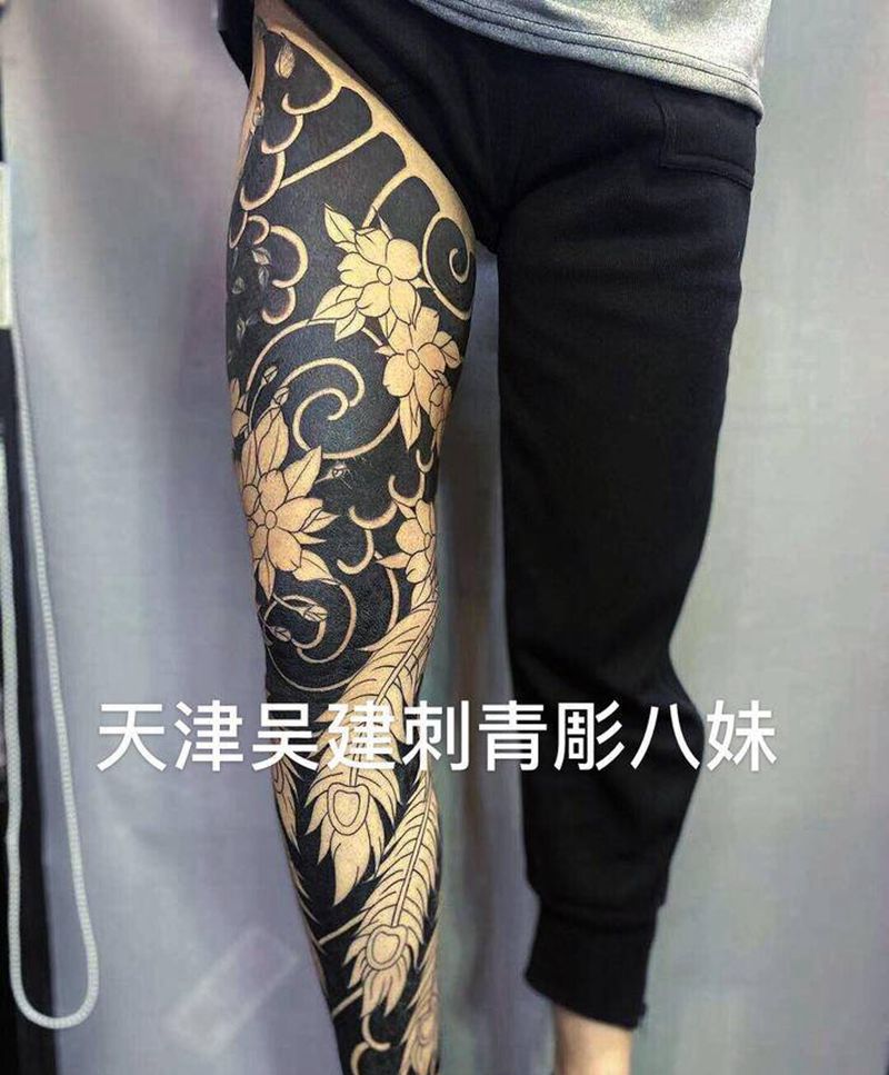 花腿孔雀纹身图片_腿部老传统纹身图案
