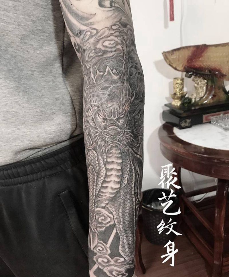 接麒麟花臂 文字设计纹身图片_手臂纹身图案