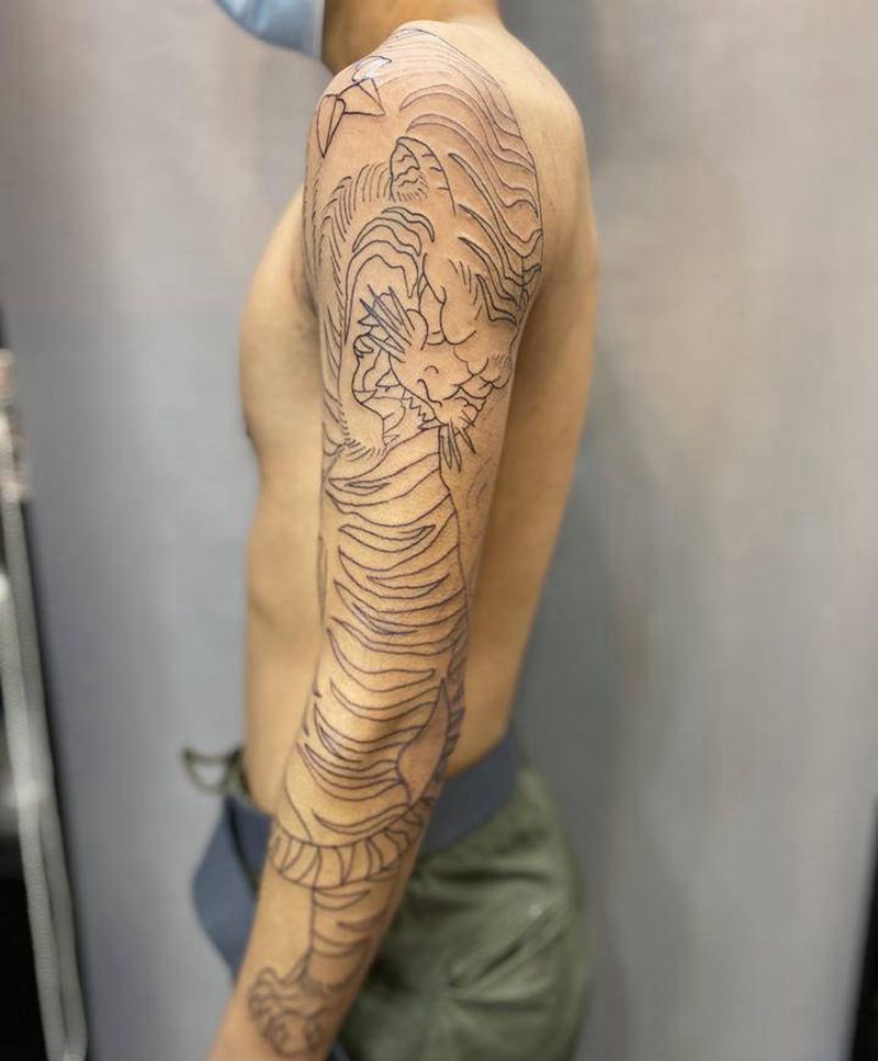 初步线条纹身图片_手臂老传统纹身图案