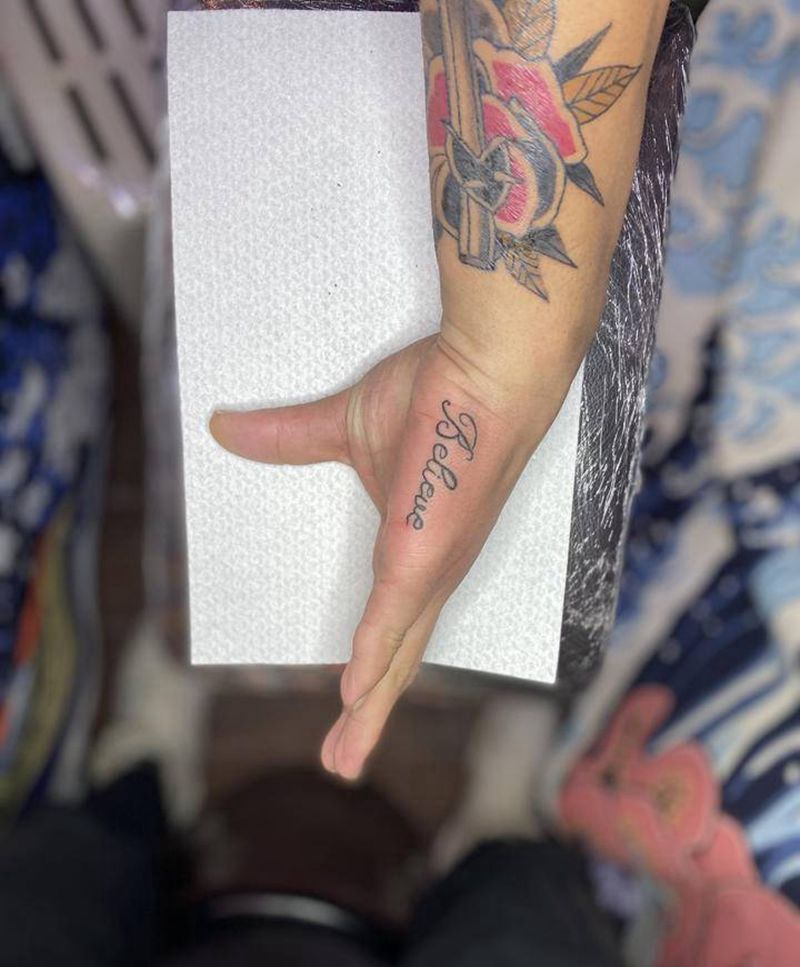 小字母纹身图片_手部纹身图案