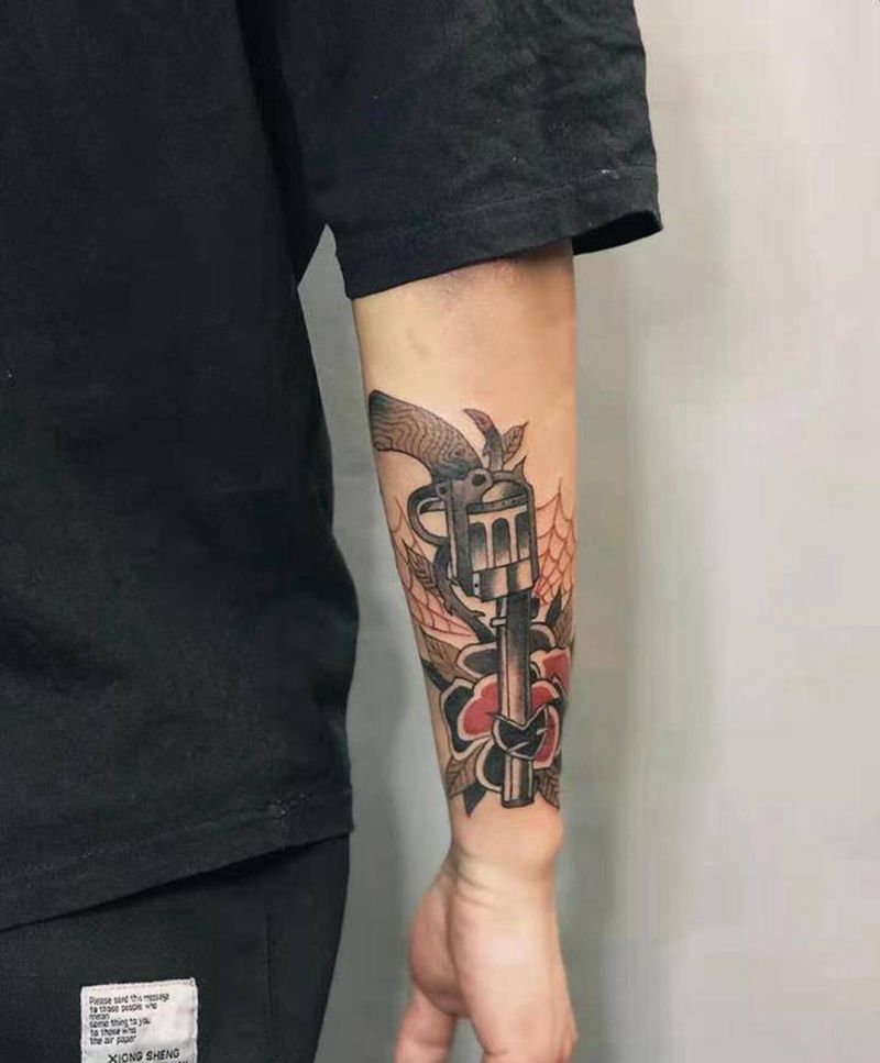 手枪玫瑰纹身图片_手臂手部Old School纹身图案