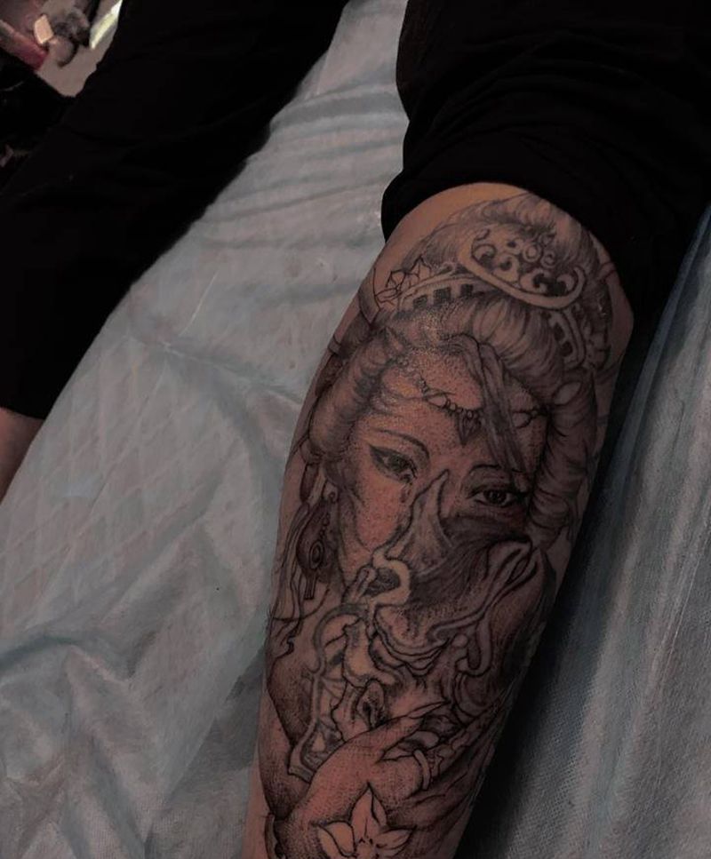 补色纹身图片_腿部纹身图案