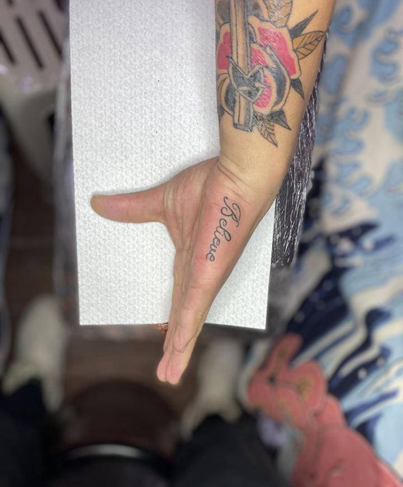 英文字母纹身图片_手部纹身图案