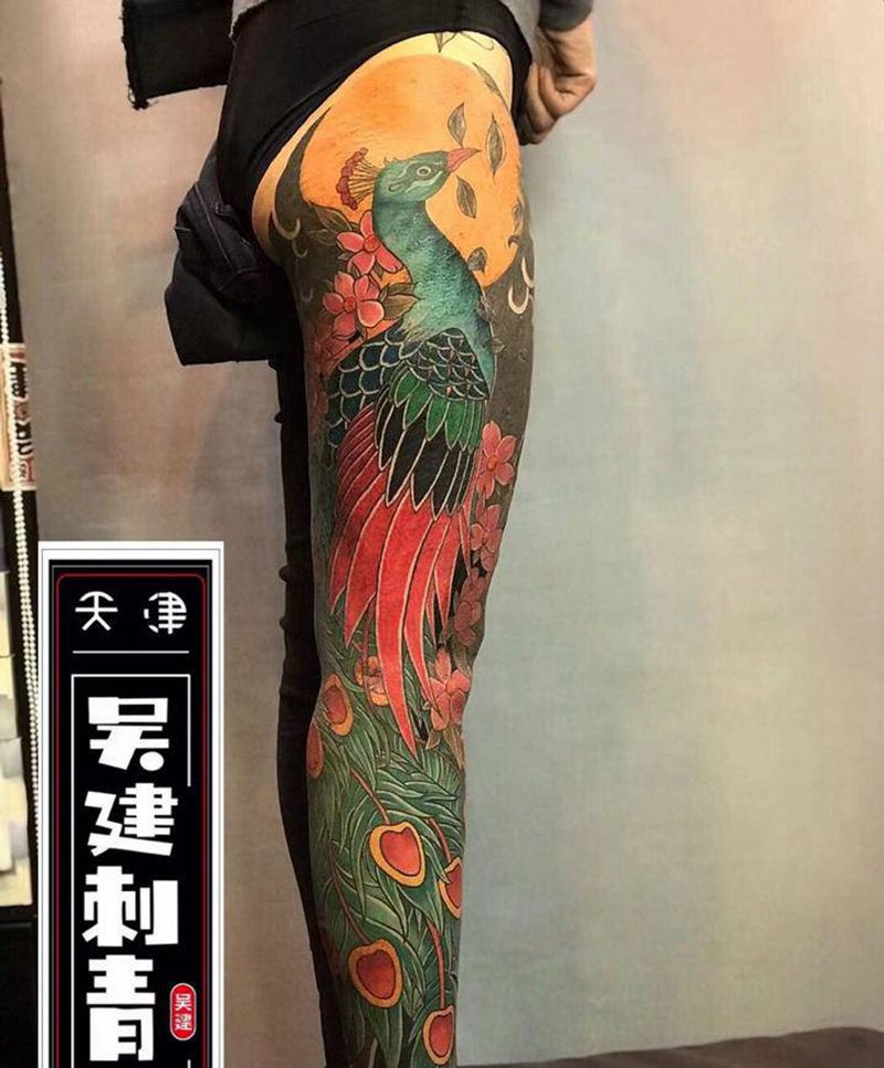 花腿孔雀纹身图片_腿部老传统纹身图案