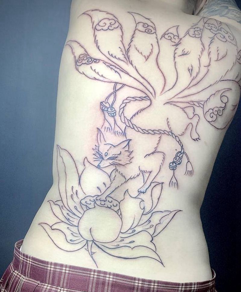 日式九尾狐割线纹身图片_背部新传统日式九尾狐纹身图案