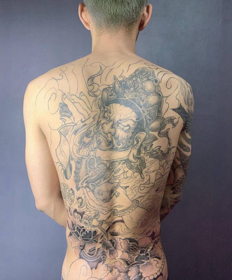 满背黄财神上色纹身图片_背部新传统黄财神牡丹纹身图案