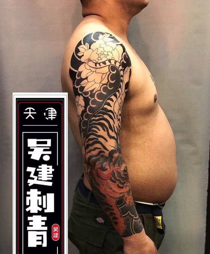 老虎花臂纹身图片_手臂老传统纹身图案