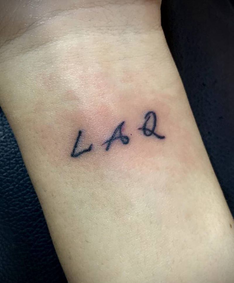 手腕英文字母纹身图片_手臂手部花体字英文小字母纹身图案