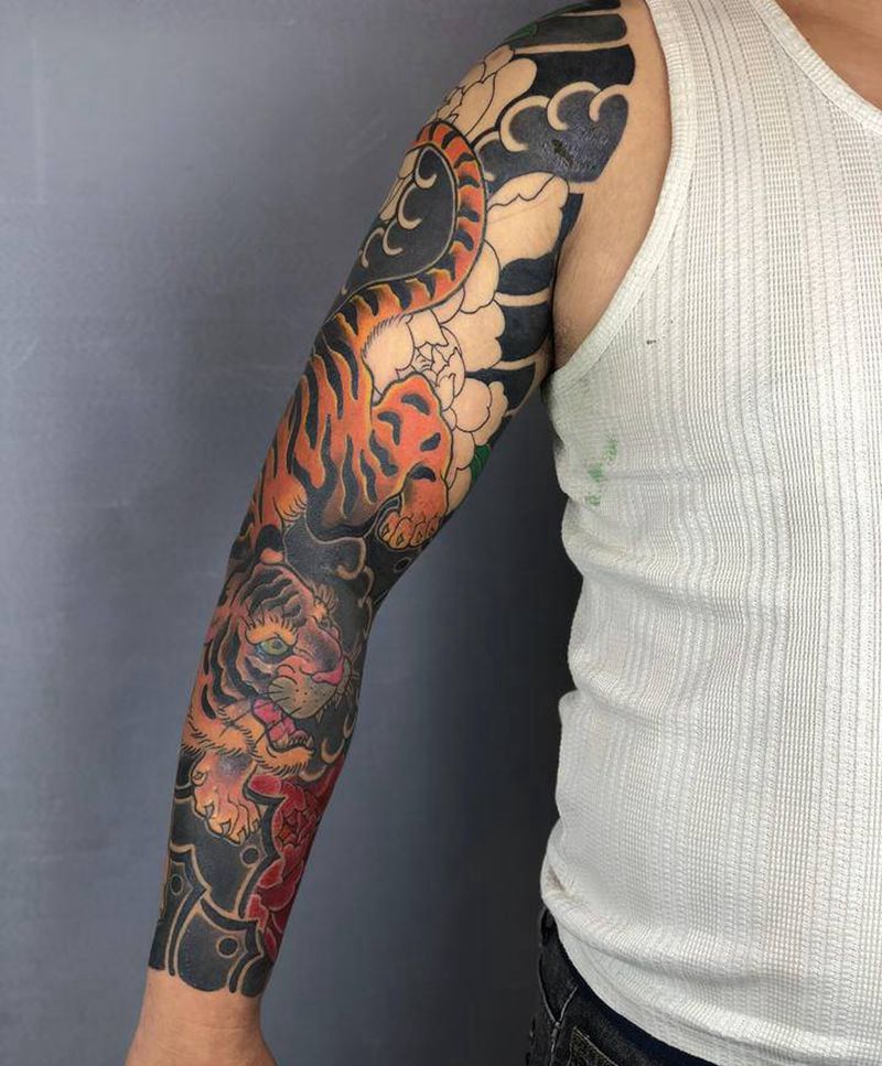 老虎花臂纹身图片_手臂老传统纹身图案