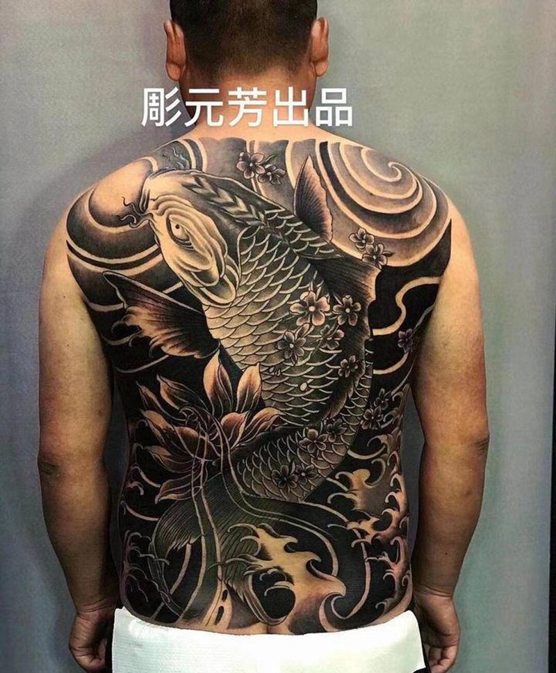 鲤鱼满背纹身图片_背部新传统纹身图案