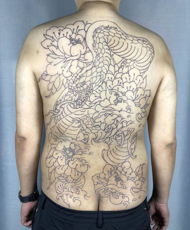 蟒戏牡丹纹身图片_背部老传统纹身图案