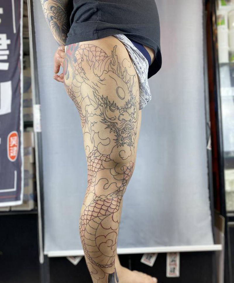 手绘龙盘柱纹身图片_腿部老传统新传统纹身图案